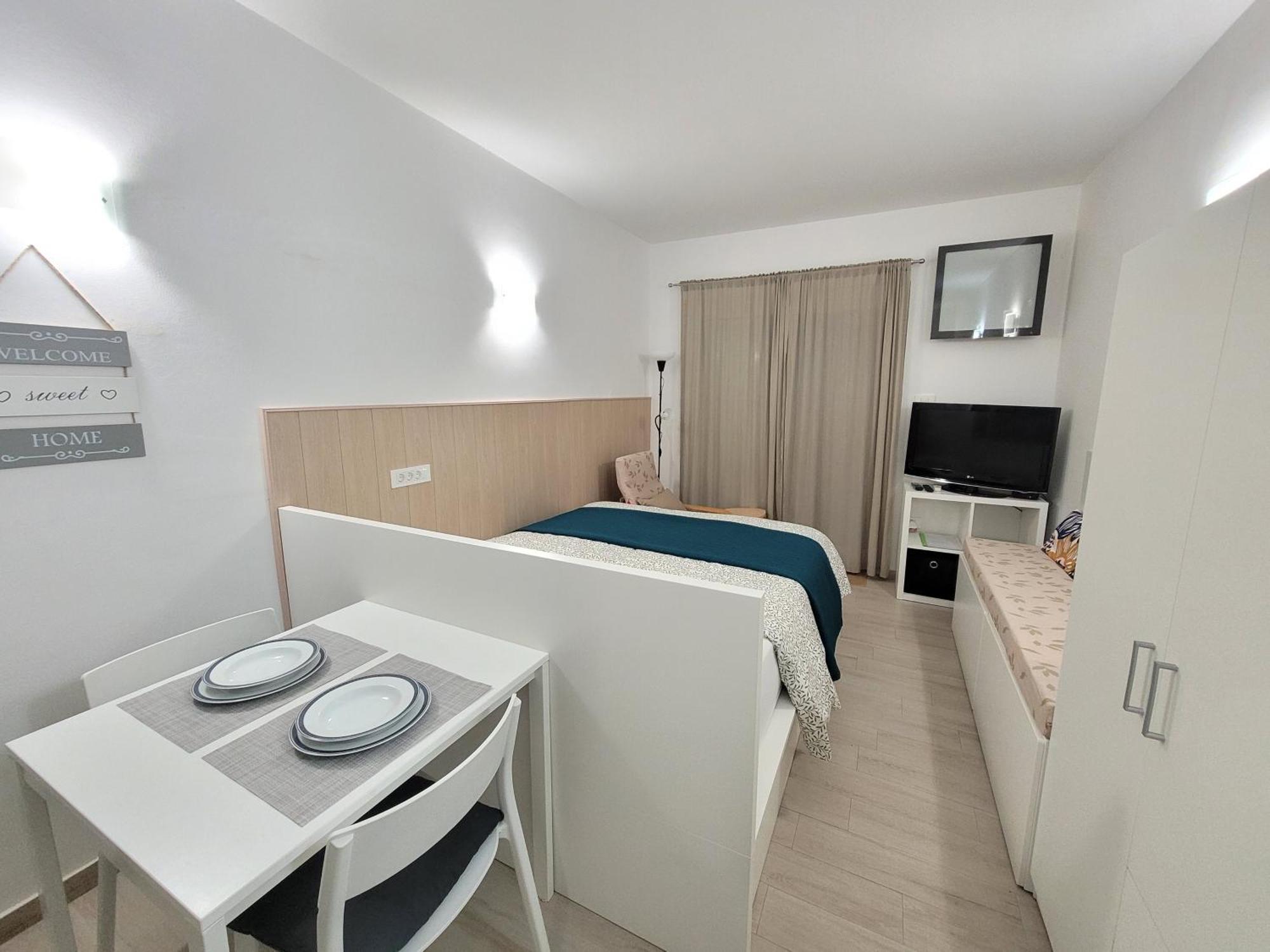 Apartma Zusterna Za Bazenom Копер Экстерьер фото